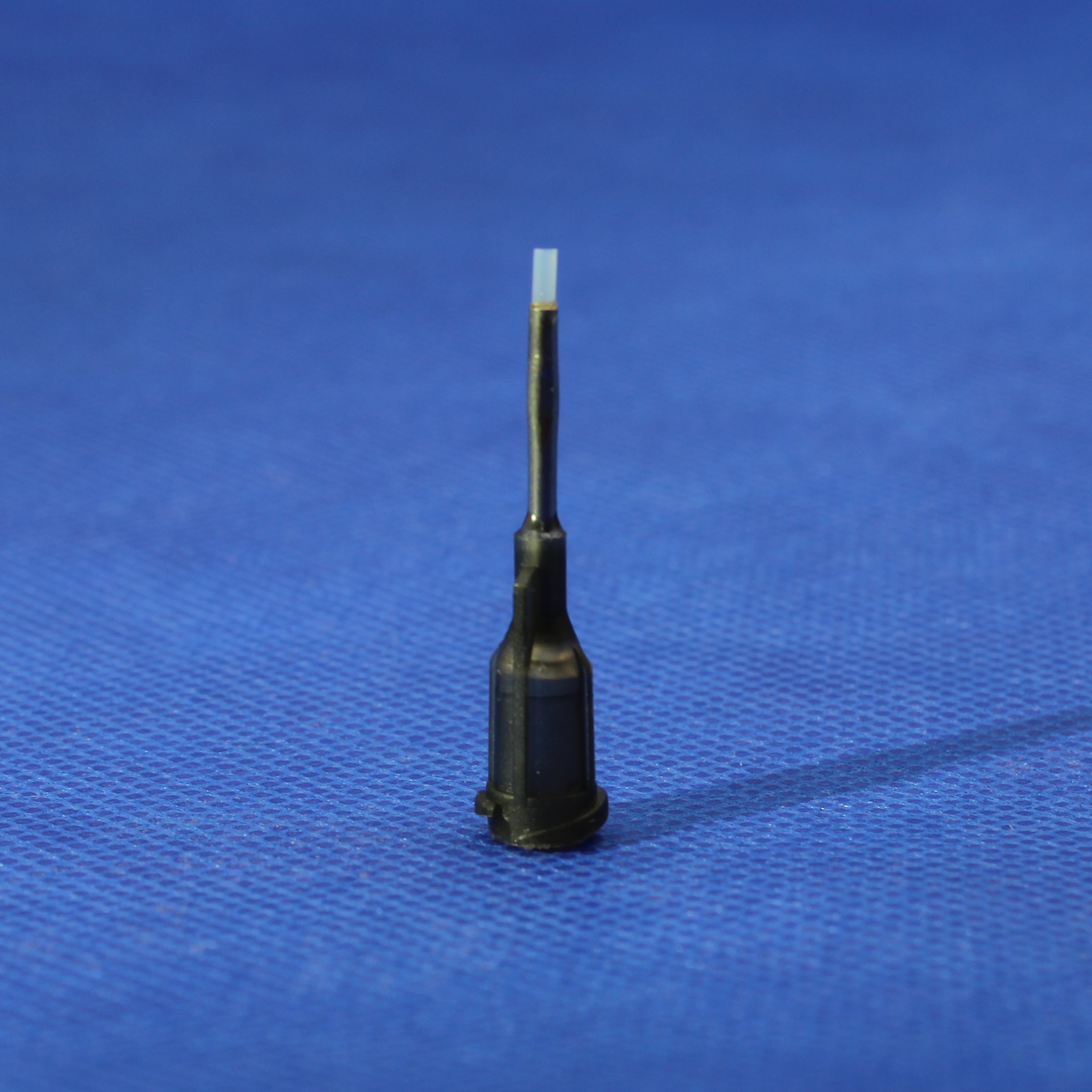 20G PTFE-lined dispensing tips ideal for aggressive and reactive fluids