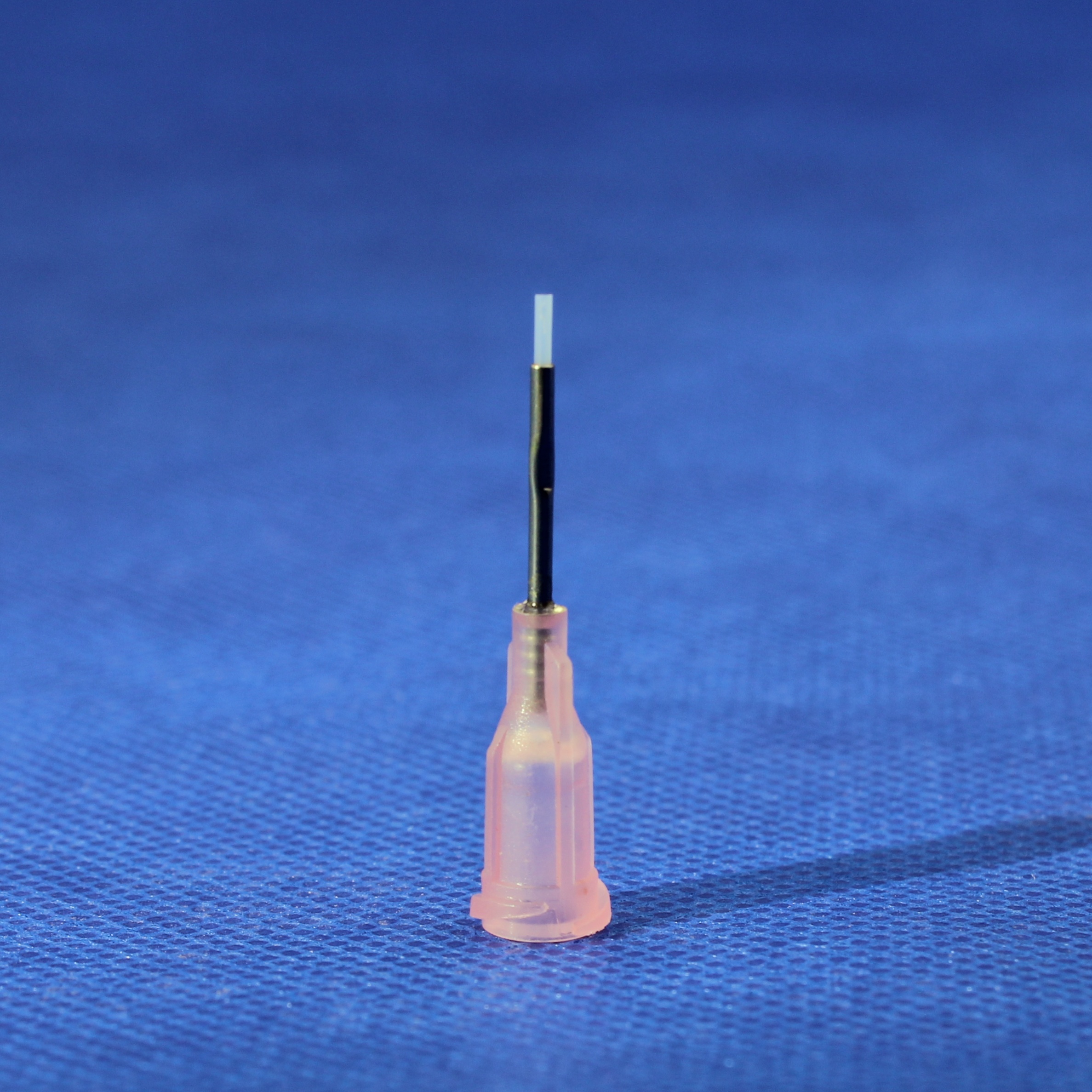 25G PTFE-lined dispensing tips ideal for aggressive and reactive fluids